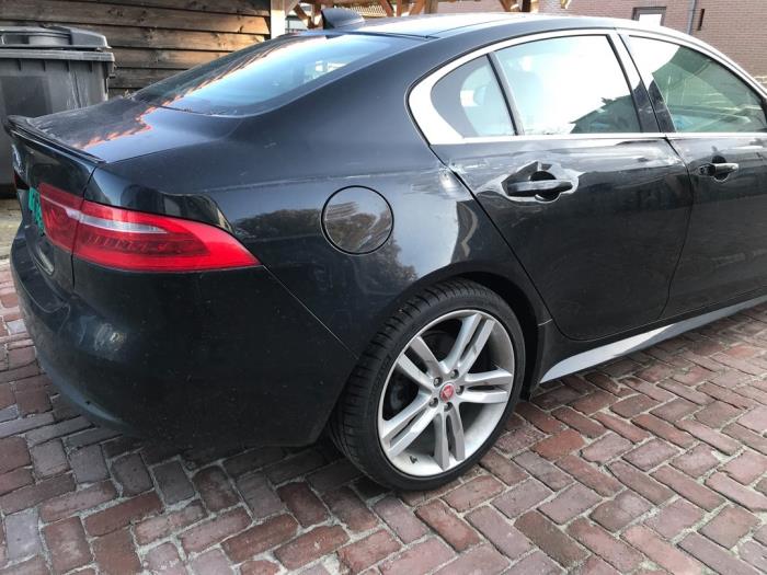 Jaguar XE 2.0d 180 16V Sloopvoertuig (2016, Zwart)