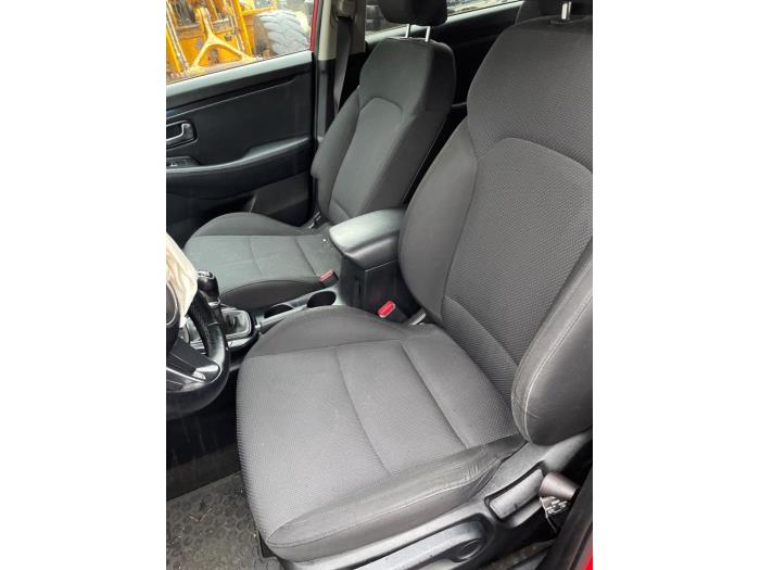 Kia Carens IV 1.7 CRDi 16V Sloopvoertuig (2014, Ijzer, Rood)