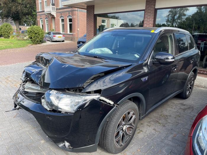Mitsubishi Outlander 2.0 16V PHEV 4x4 Sloopvoertuig (2014, Zwart)