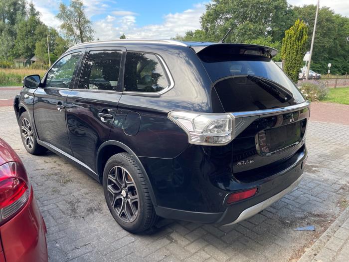 Mitsubishi Outlander 2.0 16V PHEV 4x4 Sloopvoertuig (2014, Zwart)