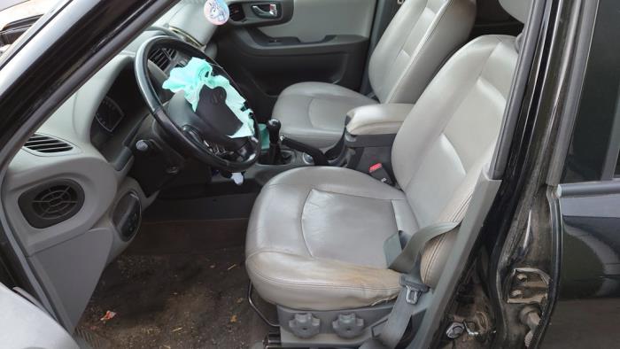 Hyundai Santa Fe I 2.4 16V 4x2 Sloopvoertuig (2006, Zwart)