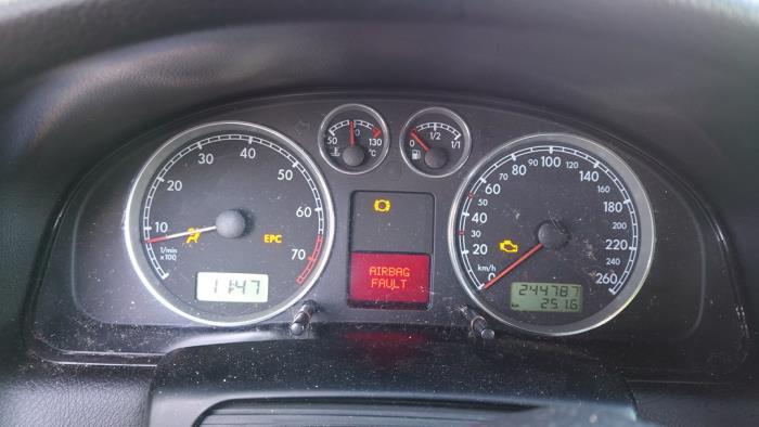 Volkswagen Passat Variant 2.0 Sloopvoertuig (2002, Zwart)