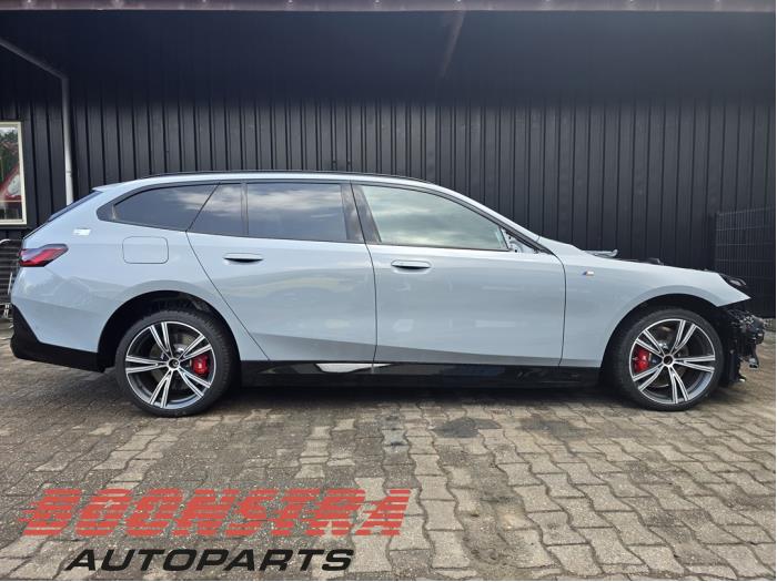 BMW 5 serie Touring 530e 2.0 TwinPower Turbo 16V Sloopvoertuig (2024, Grijs)