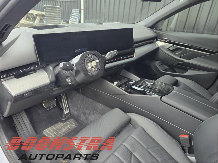 BMW 5 serie Touring 530e 2.0 TwinPower Turbo 16V Sloopvoertuig (2024, Grijs)