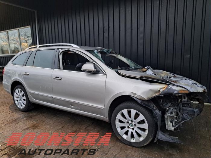 Skoda Superb Combi 1.8 TSI 16V Sloopvoertuig (2010, Beige)