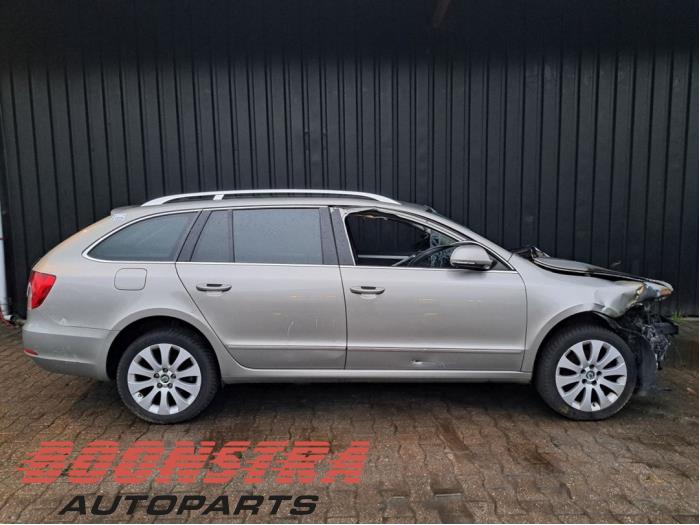 Skoda Superb Combi 1.8 TSI 16V Sloopvoertuig (2010, Beige)