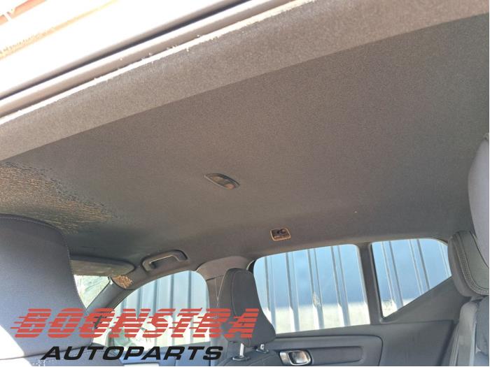 Volvo XC40 2.0 B4 16V Mild Hybrid Autom. Sloopvoertuig (2024, Zilver)