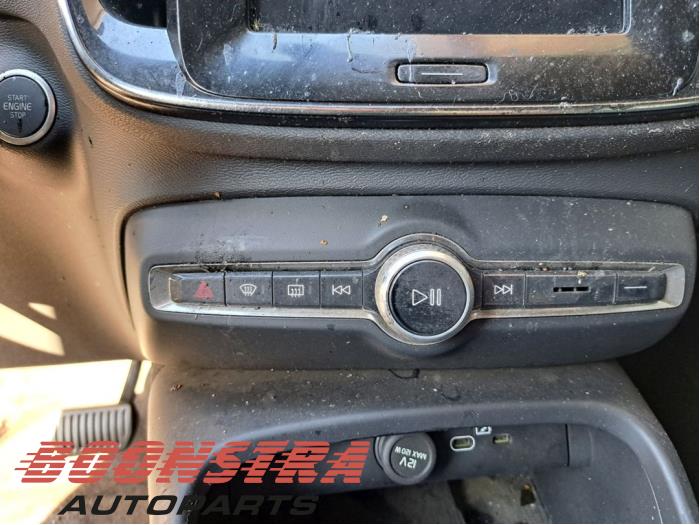 Volvo XC40 2.0 B4 16V Mild Hybrid Autom. Sloopvoertuig (2024, Zilver)