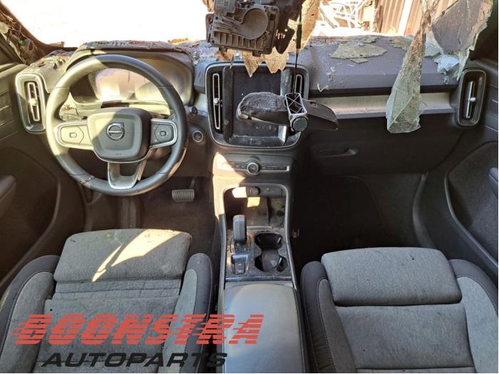 Volvo XC40 2.0 B4 16V Mild Hybrid Autom. Sloopvoertuig (2024, Zilver)