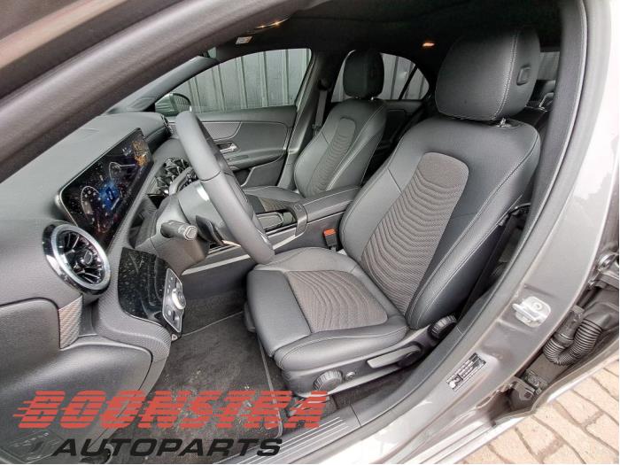 Mercedes A Limousine 1.3 A-180 Turbo Mild Hybrid Sloopvoertuig (2024, Grijs)