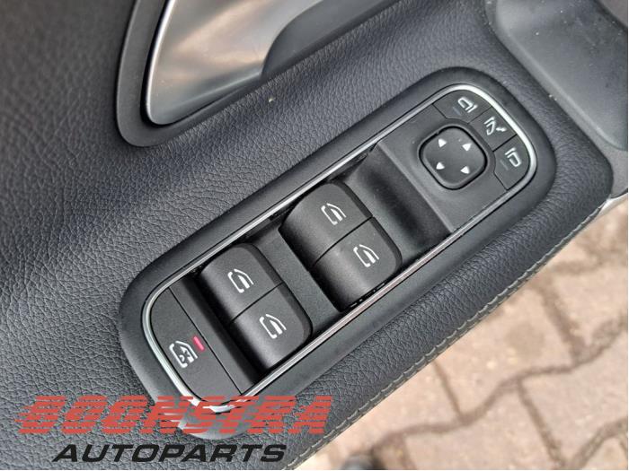 Mercedes A Limousine 1.3 A-180 Turbo Mild Hybrid Sloopvoertuig (2024, Grijs)