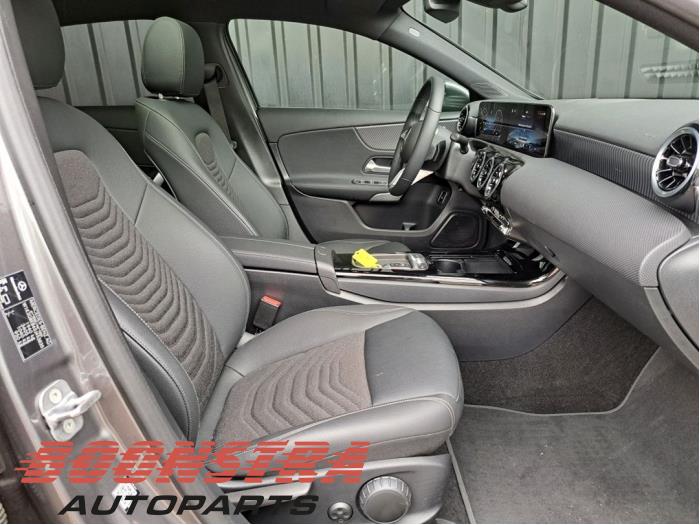 Mercedes A Limousine 1.3 A-180 Turbo Mild Hybrid Sloopvoertuig (2024, Grijs)