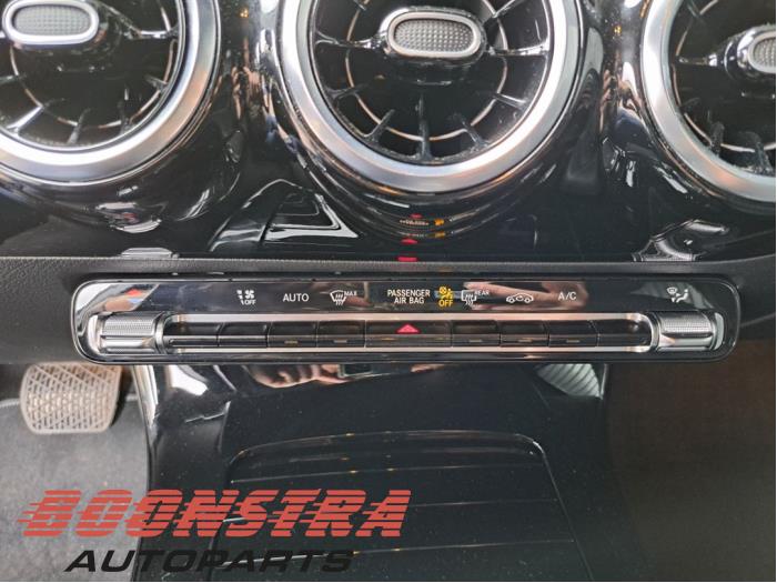 Mercedes A Limousine 1.3 A-180 Turbo Mild Hybrid Sloopvoertuig (2024, Grijs)