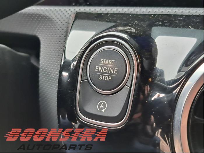 Mercedes A Limousine 1.3 A-180 Turbo Mild Hybrid Sloopvoertuig (2024, Grijs)