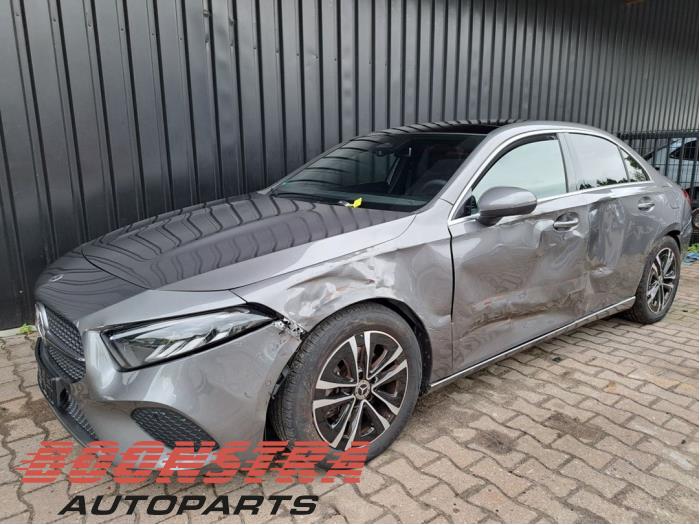 Mercedes A Limousine 1.3 A-180 Turbo Mild Hybrid Sloopvoertuig (2024, Grijs)