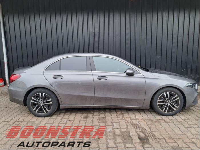 Mercedes A Limousine 1.3 A-180 Turbo Mild Hybrid Sloopvoertuig (2024, Grijs)