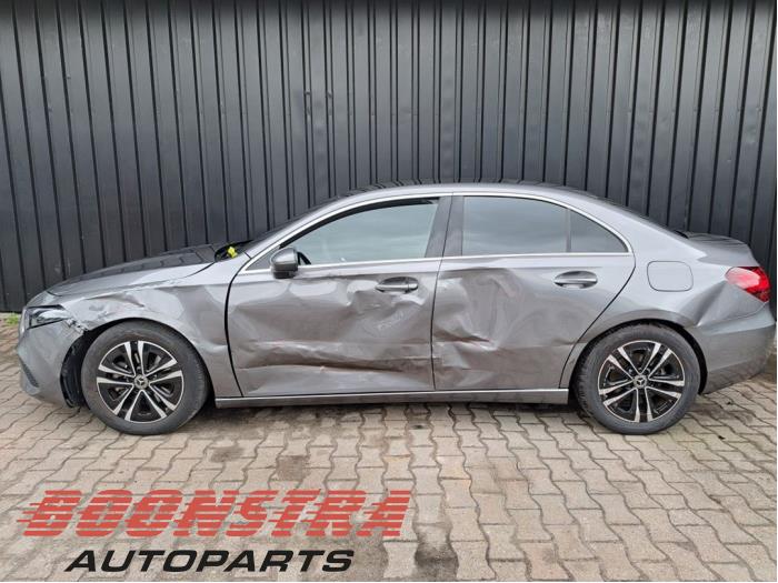 Mercedes A Limousine 1.3 A-180 Turbo Mild Hybrid Sloopvoertuig (2024, Grijs)