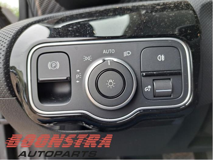 Mercedes A Limousine 1.3 A-180 Turbo Mild Hybrid Sloopvoertuig (2024, Grijs)