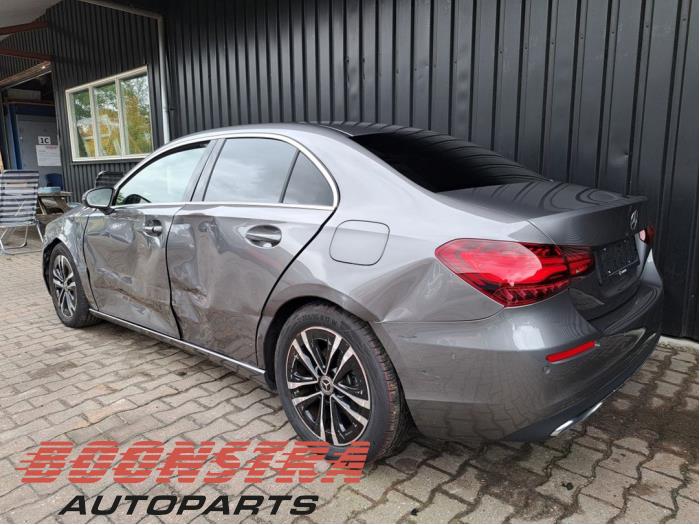 Mercedes A Limousine 1.3 A-180 Turbo Mild Hybrid Sloopvoertuig (2024, Grijs)