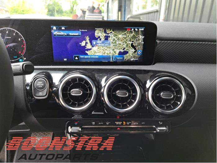 Mercedes A Limousine 1.3 A-180 Turbo Mild Hybrid Sloopvoertuig (2024, Grijs)