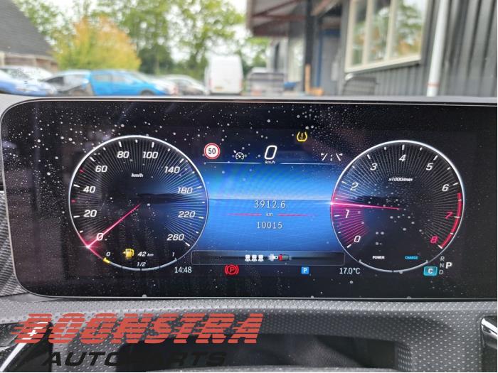 Mercedes A Limousine 1.3 A-180 Turbo Mild Hybrid Sloopvoertuig (2024, Grijs)