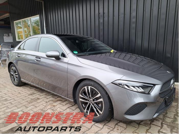 Mercedes A Limousine 1.3 A-180 Turbo Mild Hybrid Sloopvoertuig (2024, Grijs)