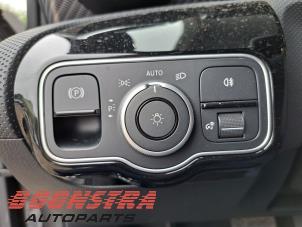 Mercedes A Limousine 1.3 A-180 Turbo Mild Hybrid Sloopvoertuig (2024, Grijs)