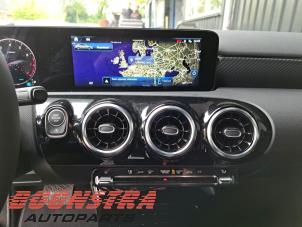 Mercedes A Limousine 1.3 A-180 Turbo Mild Hybrid Sloopvoertuig (2024, Grijs)