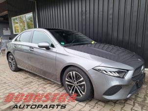 Mercedes A Limousine 1.3 A-180 Turbo Mild Hybrid Sloopvoertuig (2024, Grijs)