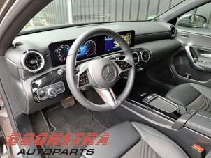 Mercedes A Limousine 1.3 A-180 Turbo Mild Hybrid Sloopvoertuig (2024, Grijs)