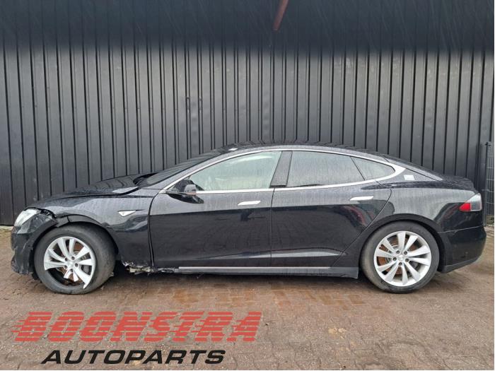 Tesla Model S 85D Sloopvoertuig (2015, Zwart)