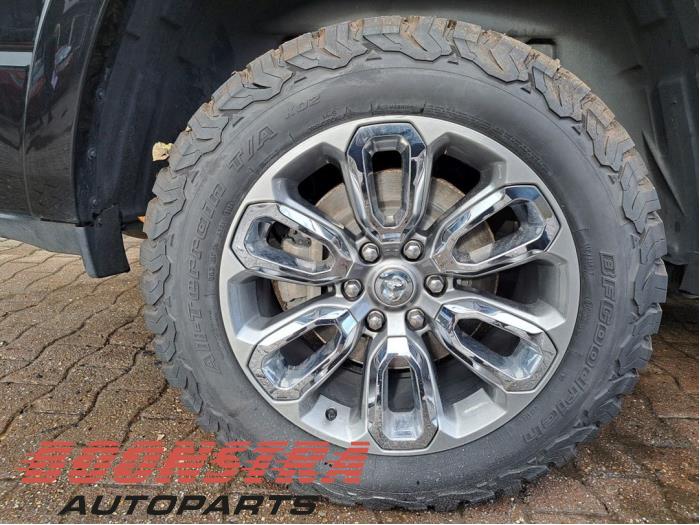 Dodge 1500 Crew Cab 5.7 Hemi V8 4x4 Sloopvoertuig (2020, Zwart)