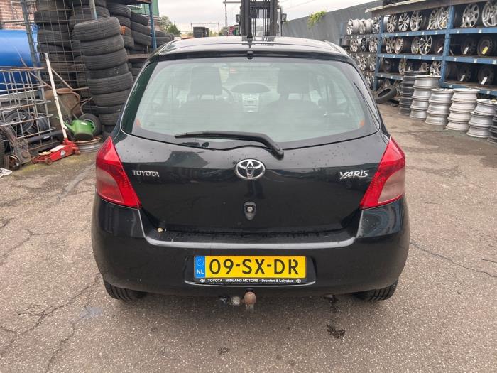 Toyota Yaris II 1.3 16V VVT-i Sloopvoertuig (2006, Zwart)