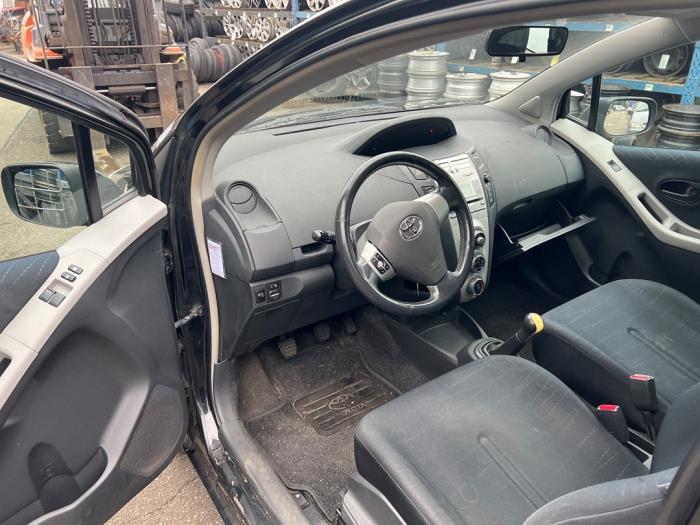 Toyota Yaris II 1.3 16V VVT-i Sloopvoertuig (2006, Zwart)
