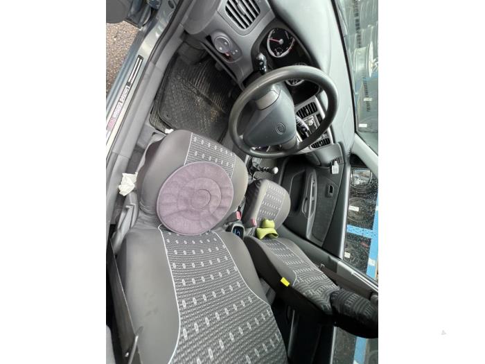 Kia Rio II 1.4 16V Sloopvoertuig (2006, Grijs)