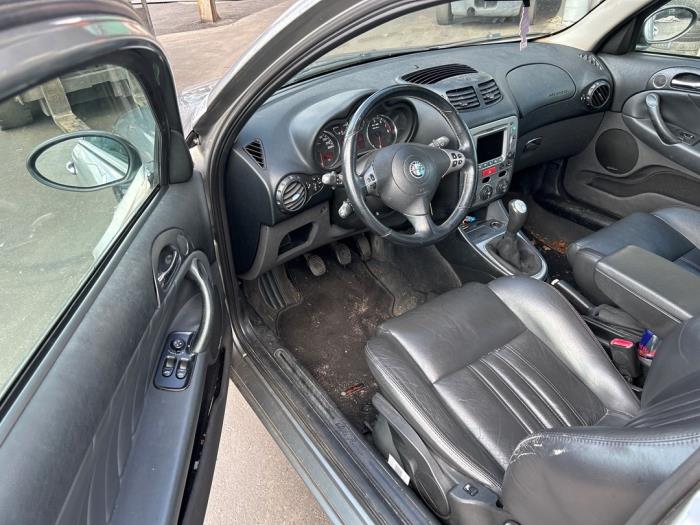 Alfa Romeo 147 1.6 HP Twin Spark 16V Sloopvoertuig (2005, Grijs)