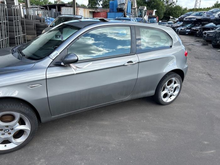 Alfa Romeo 147 1.6 HP Twin Spark 16V Sloopvoertuig (2005, Grijs)