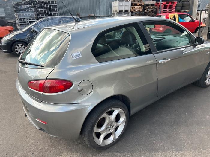 Alfa Romeo 147 1.6 HP Twin Spark 16V Sloopvoertuig (2005, Grijs)