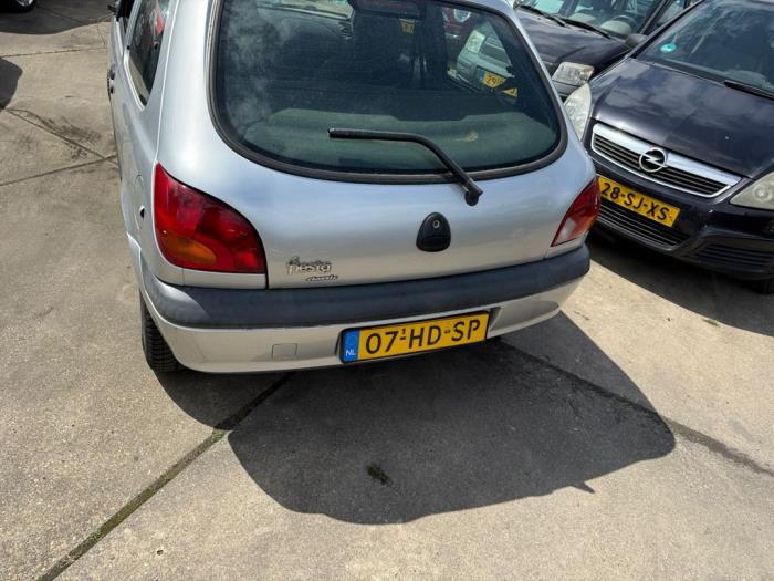 Ford Fiesta 4 1.3i Sloopvoertuig (2001, Grijs)