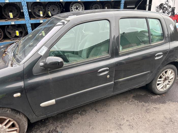 Renault Clio II 1.6 16V Sloopvoertuig (2003, Zwart)