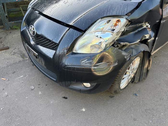 Toyota Yaris II 1.33 16V Dual VVT-I Sloopvoertuig (2009, Zwart)