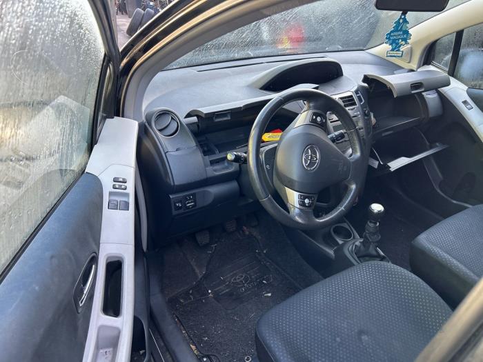 Toyota Yaris II 1.33 16V Dual VVT-I Sloopvoertuig (2009, Zwart)