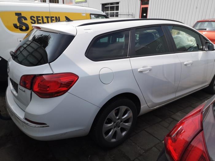 Opel Astra J Sports Tourer 1.6 CDTI 16V Sloopvoertuig (2015, Wit)