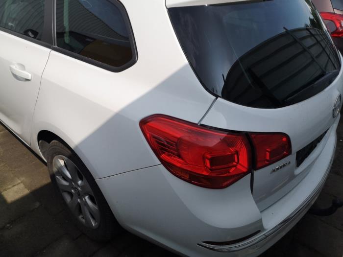 Opel Astra J Sports Tourer 1.6 CDTI 16V Sloopvoertuig (2015, Wit)