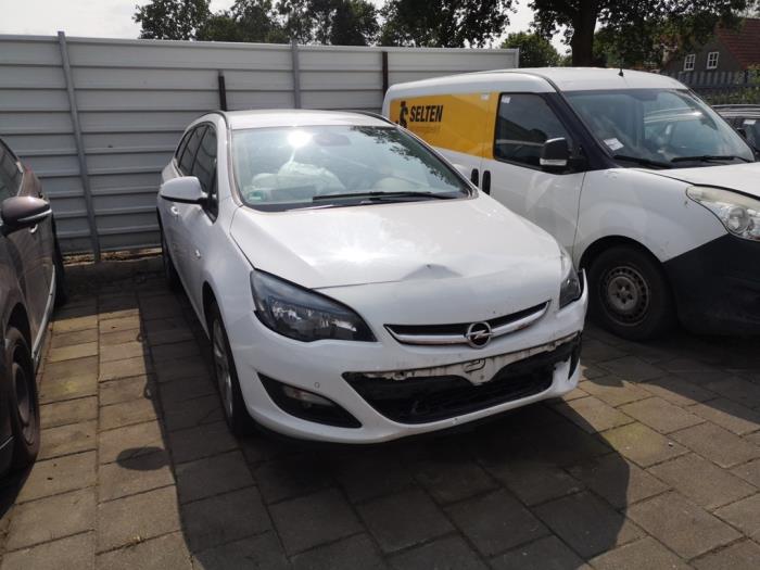 Opel Astra J Sports Tourer 1.6 CDTI 16V Sloopvoertuig (2015, Wit)