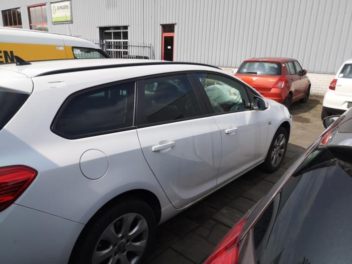Opel Astra J Sports Tourer 1.6 CDTI 16V Sloopvoertuig (2015, Wit)