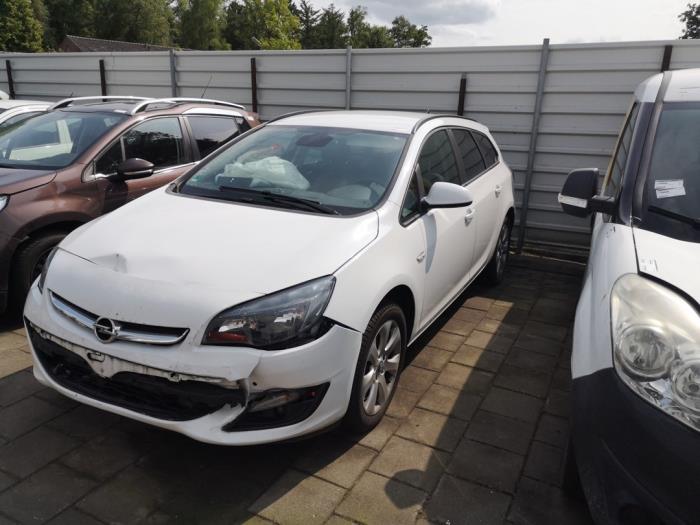 Opel Astra J Sports Tourer 1.6 CDTI 16V Sloopvoertuig (2015, Wit)