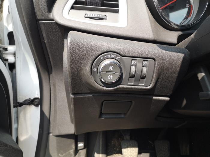 Opel Astra J Sports Tourer 1.6 CDTI 16V Sloopvoertuig (2015, Wit)