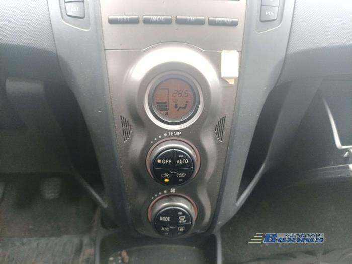 Toyota Yaris II 1.33 16V Dual VVT-I Sloopvoertuig (2010, Zwart)