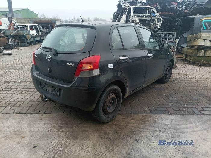 Toyota Yaris II 1.33 16V Dual VVT-I Sloopvoertuig (2010, Zwart)